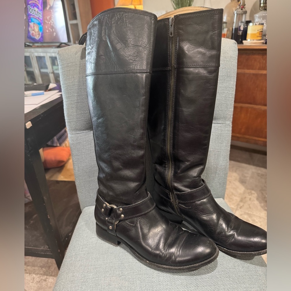 FRYE tall boot with Metal Buckle
EUC